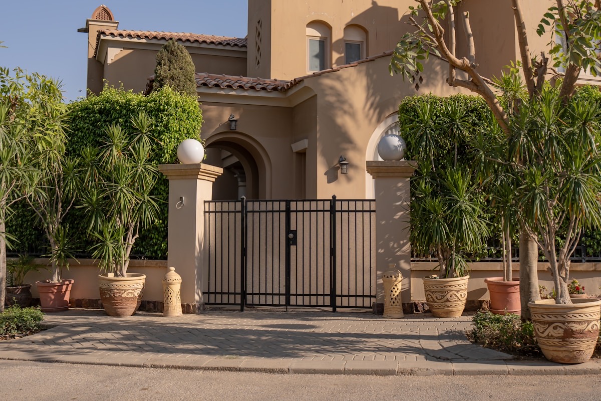 Luxusvilla mit gesichertem Tor und diskreter Objektbewachung